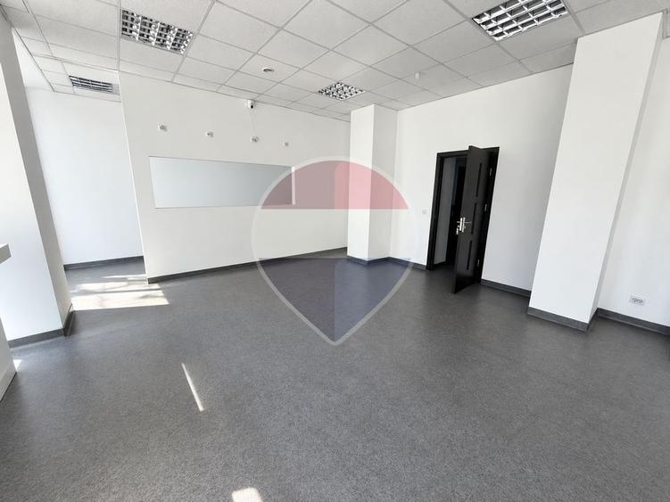 Spațiu comercial, de 104.41999816895 mp, în Moșilor