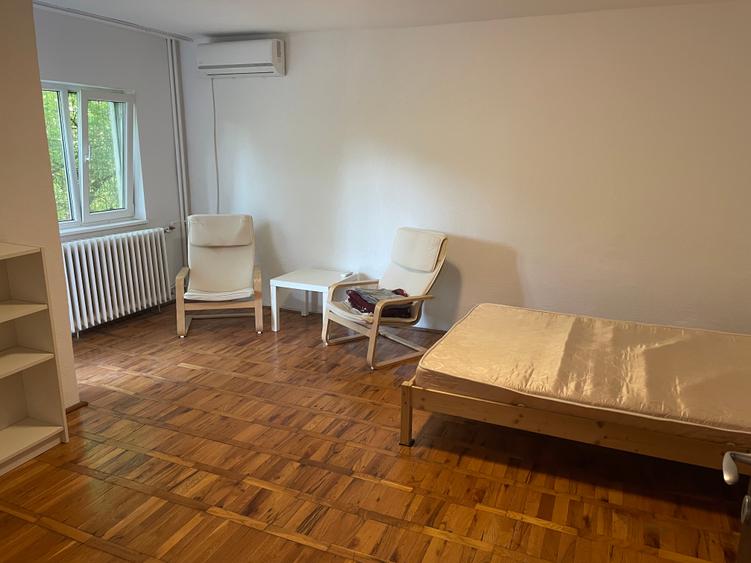 Garsonieră decomandată în Brâncoveanu