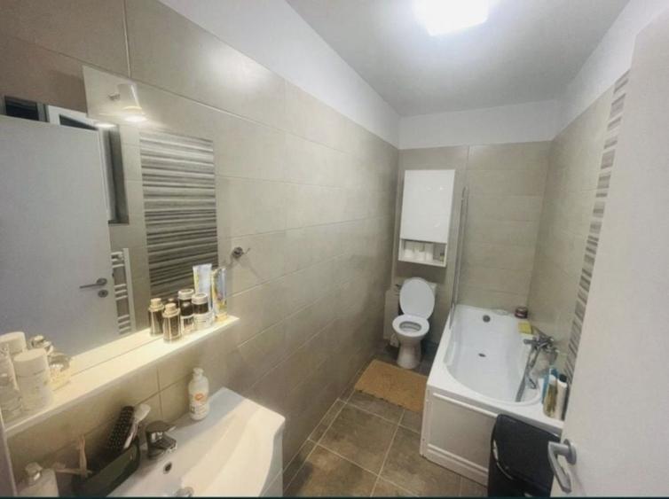 Apartament cu 3 camere decomandat în Dobroești