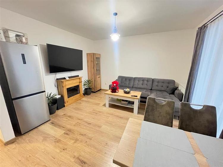 Apartament cu 3 camere semidecomandat, mobilat în Turnișor