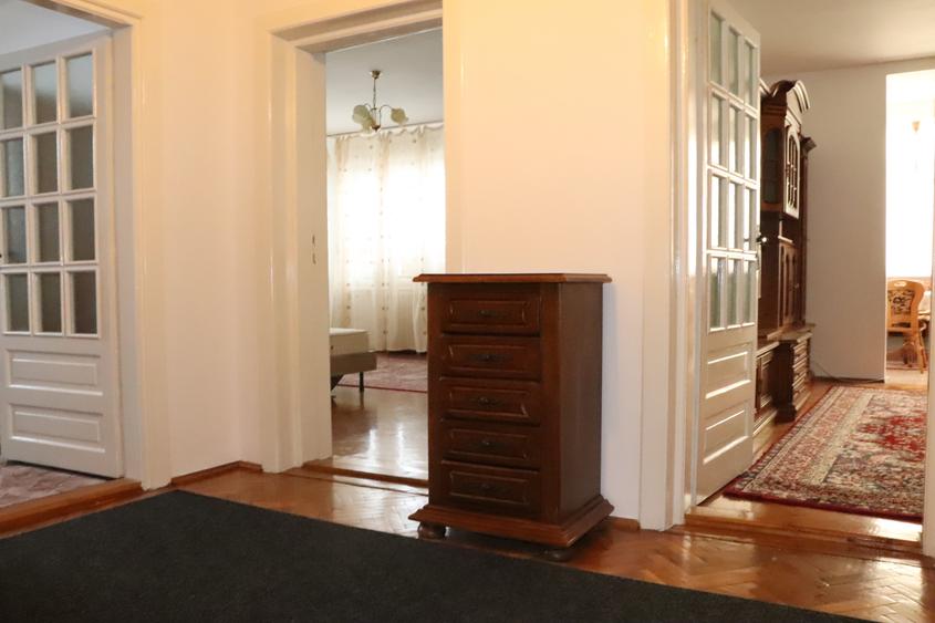 Apartament cu 3 camere semidecomandat, mobilat în Favorit