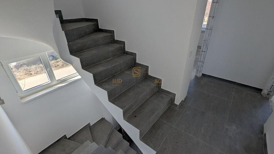Duplex cu 5 camere cu Canalizare în Berceni