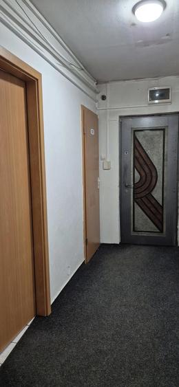 Apartament cu 3 camere semidecomandat în Govândari
