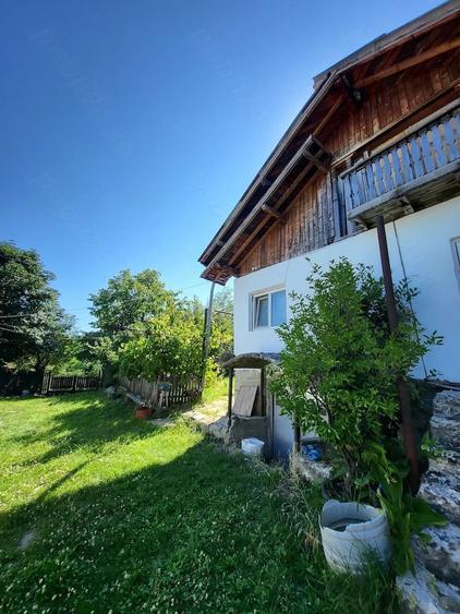 Casă cu 4 camere cu Teren 100 Mp în Predeal