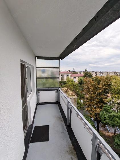 Apartament cu 3 camere decomandat în Democrației