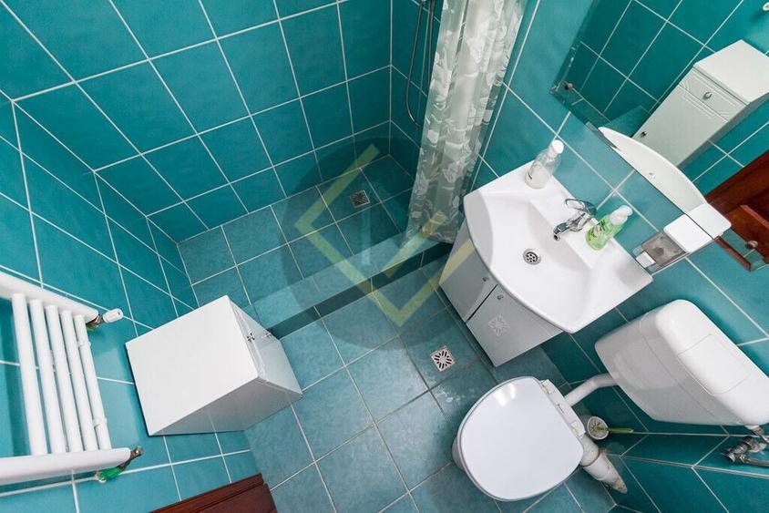 Casă individuală cu 9 camere cu Canalizare în Giulești
