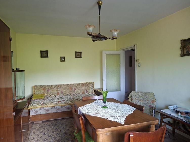 Apartament cu 4 camere decomandat în Central