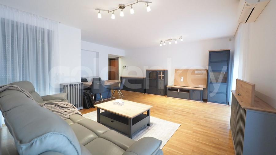 Apartament cu 4 camere semidecomandat în Băneasa