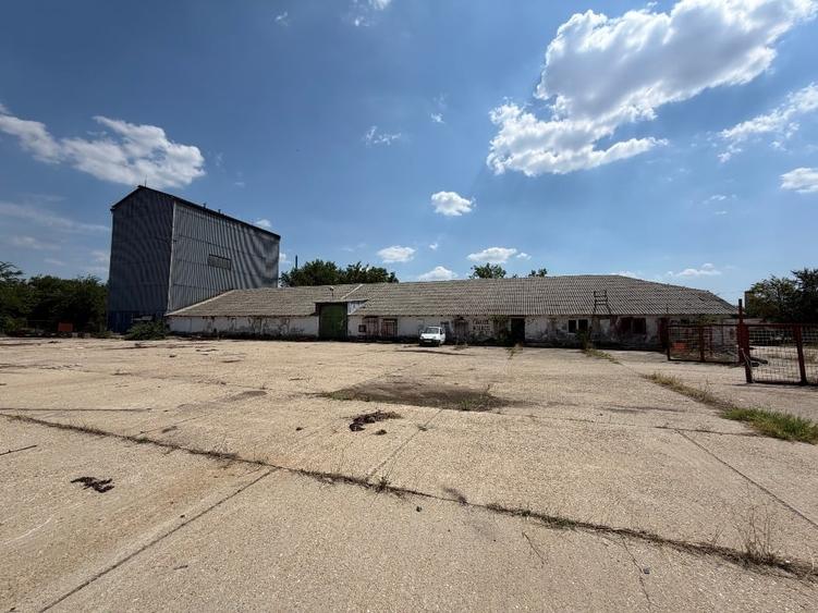 Spațiu industrial, de 2,429 mp, în Frumușani