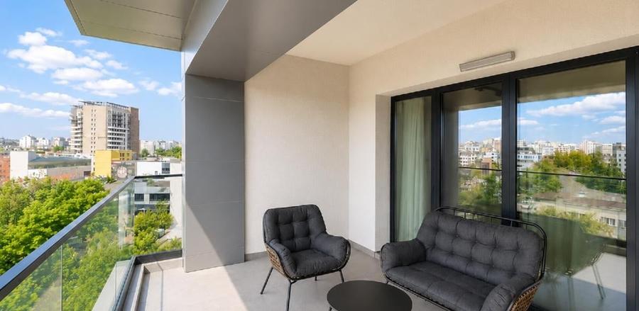 Apartament cu 3 camere semidecomandat, mobilat în Dristor