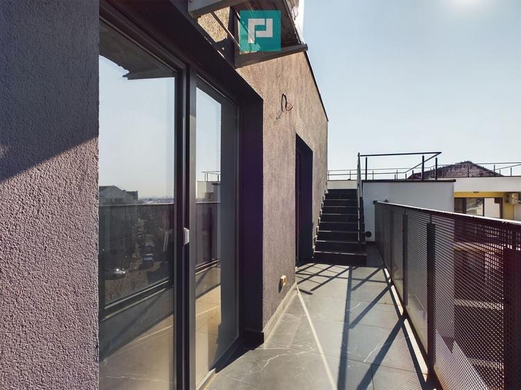 Penthouse cu 3 camere decomandat, mobilat în Central