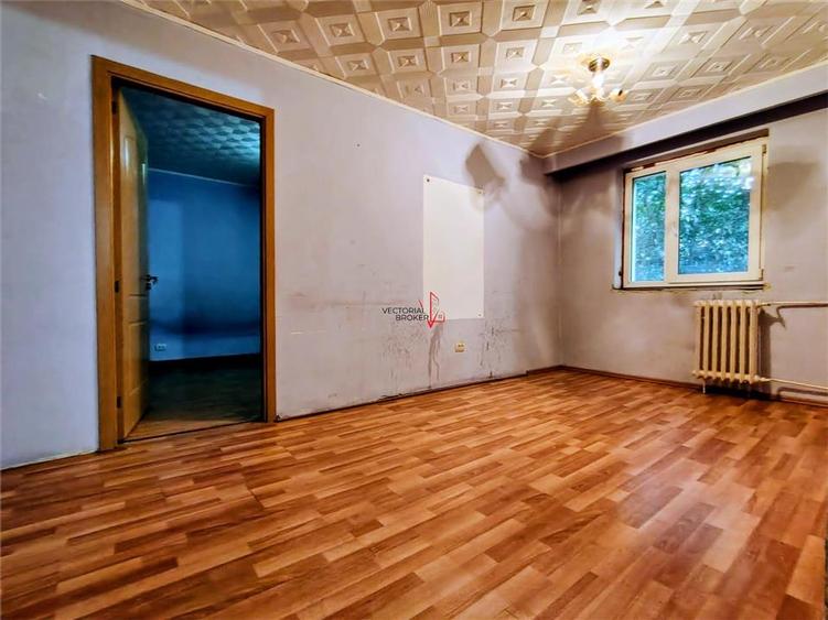 Apartament cu 4 camere decomandat în Titan