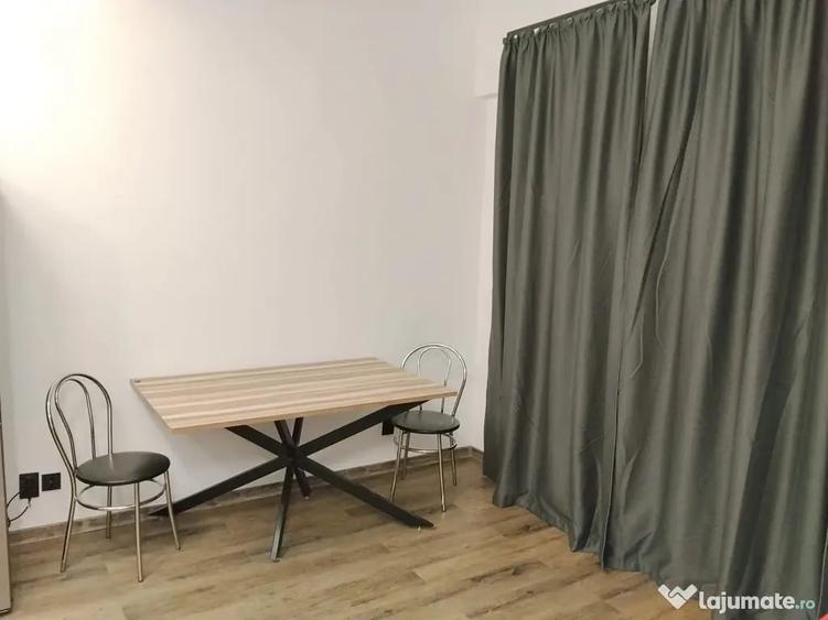 Garsonieră decomandată în Central