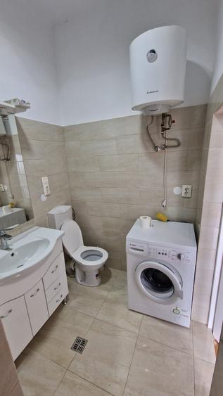 Casă cu 8 camere cu Teren 3651 Mp în Giulvăz