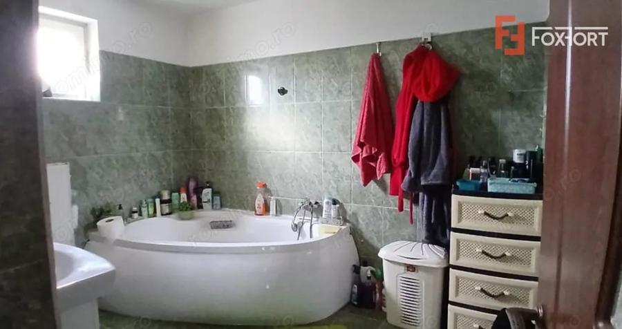 Casă cu 5 camere cu Teren 845 Mp în Sânmihaiu Român
