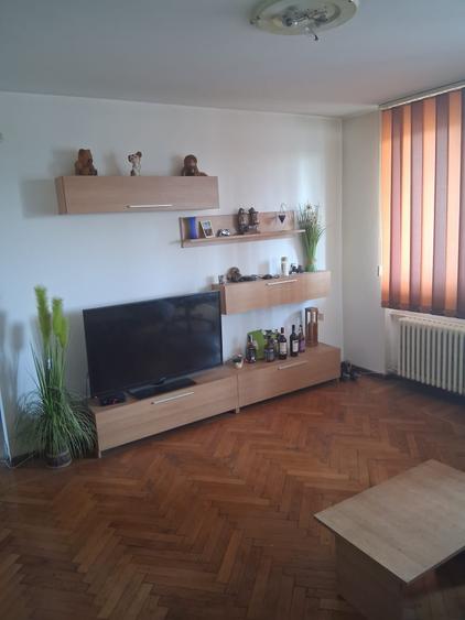 Apartament cu 3 camere semidecomandat în Giulești