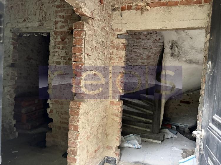 Casă individuală cu 8 camere cu Canalizare în Dorobanți