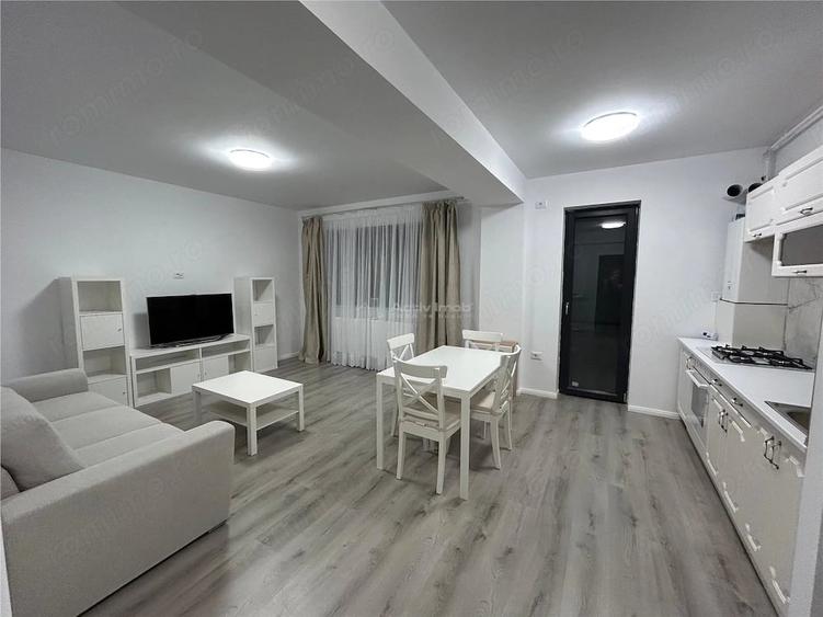 Apartament cu 3 camere semidecomandat în 1 Decembrie