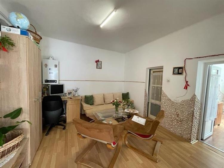 Casă cu 4 camere cu Garaj în Central