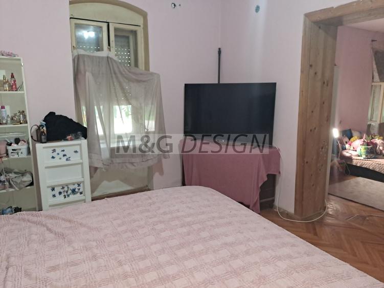 Casă individuală cu 7 camere cu Canalizare în Sânmartinu Sârbesc