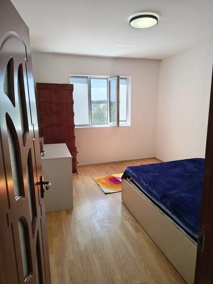 Apartament cu 3 camere semidecomandat în Sulina