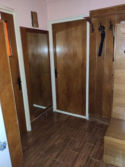 Apartament cu 3 camere semidecomandat în Far