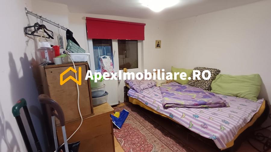 Casă individuală cu 15 camere cu Canalizare în Apărătorii Patriei