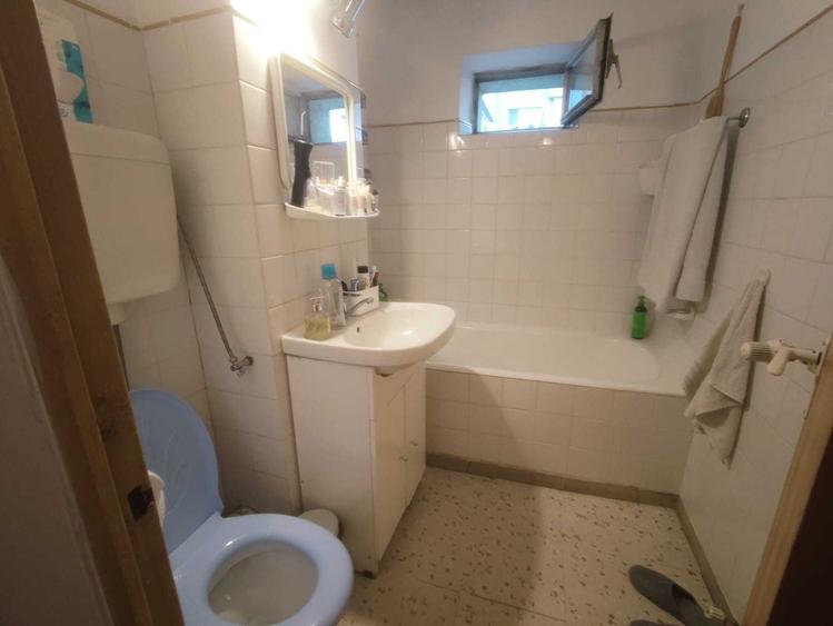 Apartament cu 3 camere semidecomandat în Titulescu