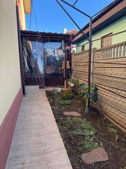 Casă cu 7 camere cu Canalizare în Central