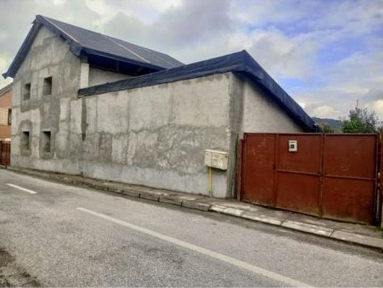 Casă cu 4 camere în Central