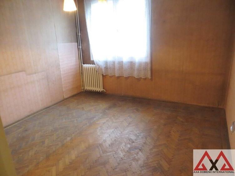 Apartament cu 4 camere semidecomandat în Titan