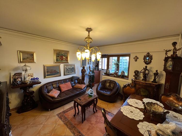 Apartament cu 4 camere decomandat în Iancului