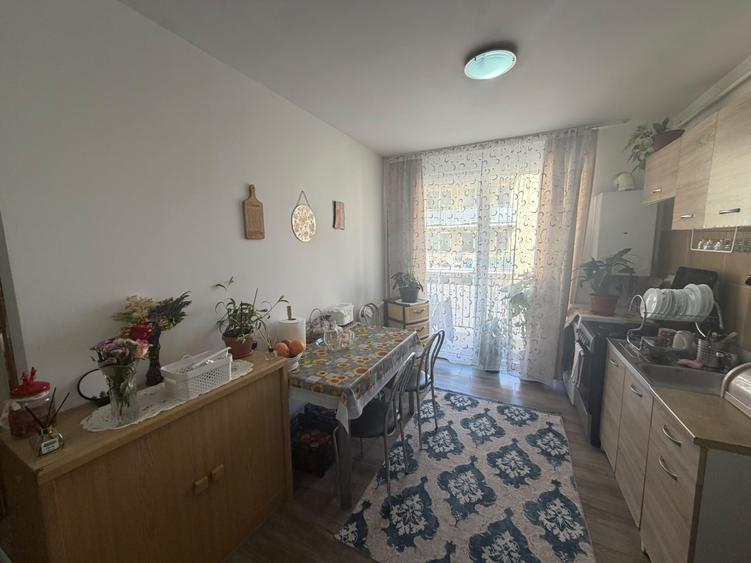 Apartament cu 2 camere semidecomandat, mobilat în Florești