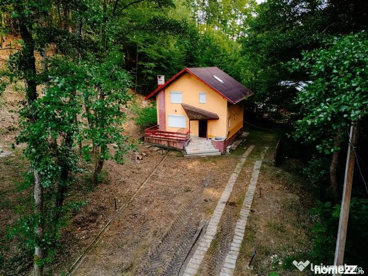 Casă cu 4 camere cu Teren 1292 Mp în Drăganu