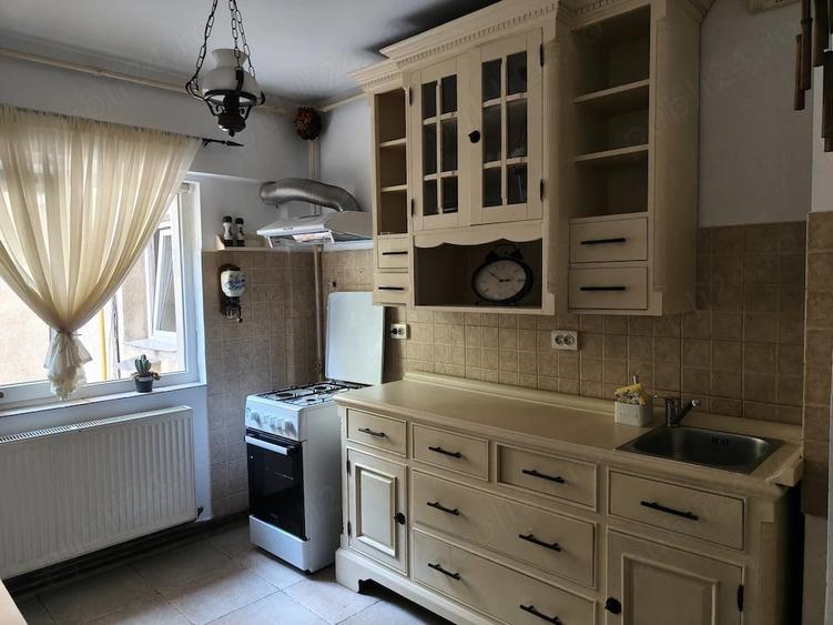 Apartament cu 3 camere semidecomandat în Careiului