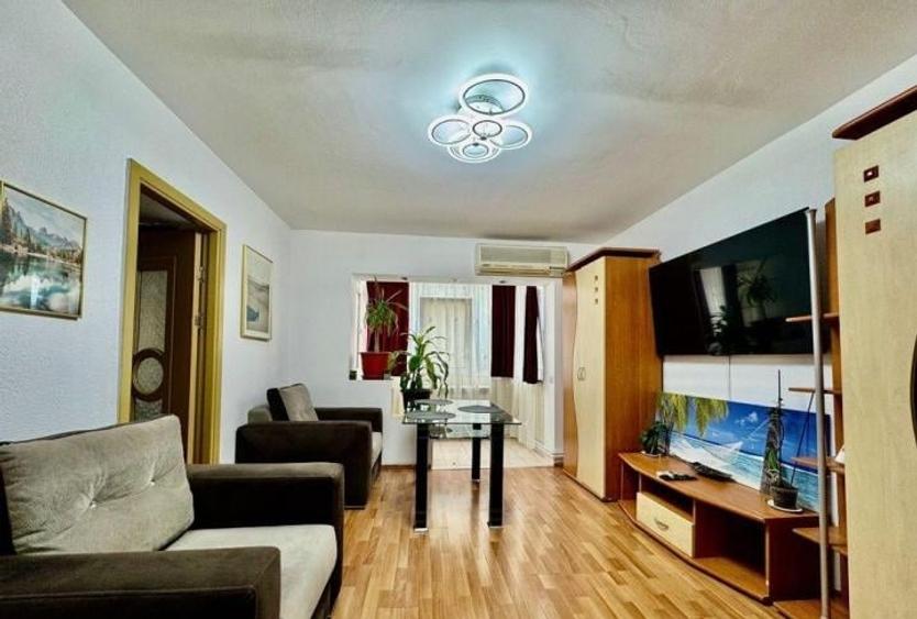 Apartament cu 3 camere semidecomandat, mobilat în Km 4-5