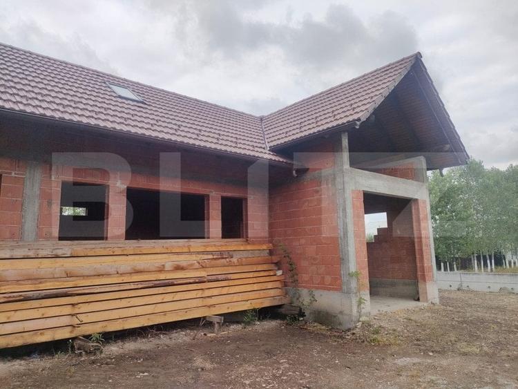 Casă individuală cu 8 camere cu Teren 770 Mp în Marginea