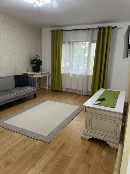 Apartament cu 3 camere decomandat în Liliacului
