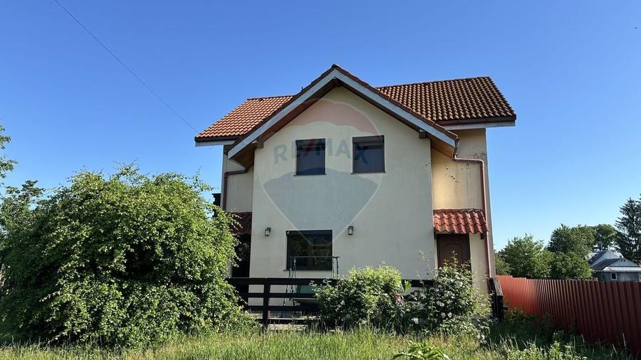 Casă individuală cu 4 camere cu Teren 622 Mp în Girov