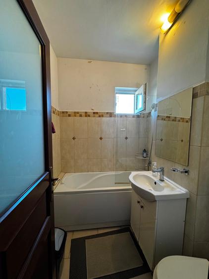 Apartament cu 4 camere semidecomandat în Tătărași