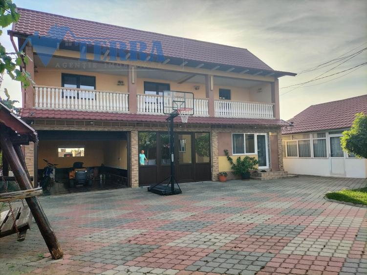Casă individuală cu 7 camere cu Canalizare în Poiana Lacului
