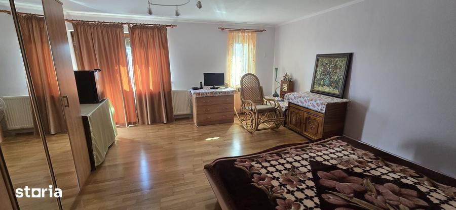 Casă cu 4 camere cu Teren 280 Mp în Central