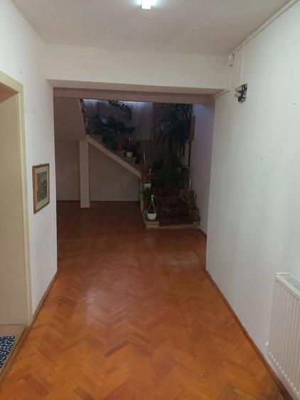 Casă cu 9 camere cu Teren 7500 Mp în Central