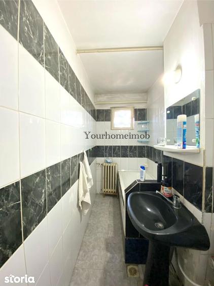 Apartament cu 3 camere semidecomandat în Craiovița Nouă