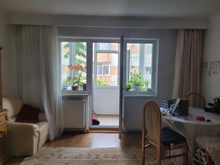 Apartament cu 3 camere semidecomandat în Banat
