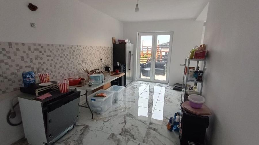 Casă cu 4 camere în Aroneanu