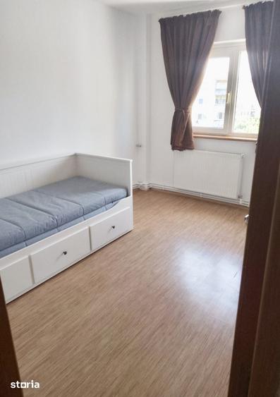 Apartament cu 4 camere semidecomandat în Tineretului