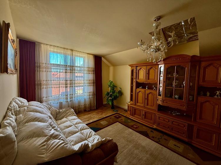 Casă cu 10 camere cu Teren 650 Mp în Călugareni