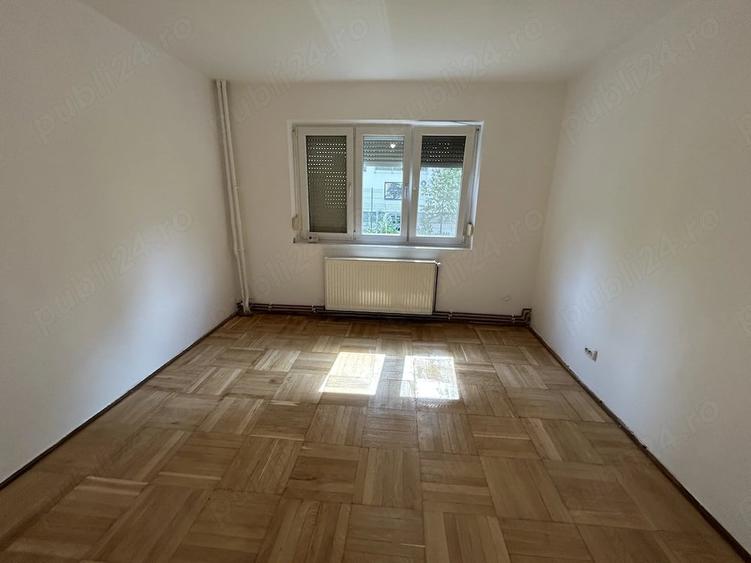 Apartament cu 3 camere semidecomandat în Romanilor