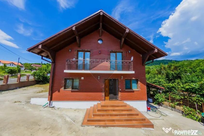 Casă cu 4 camere cu Teren 547 Mp în Tăuții de Sus
